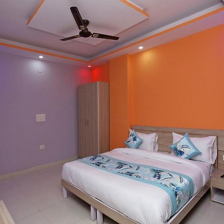 ホテル Oyo Rose Residency Near Dwarka Sector 9 Metro Station ニューデリー エクステリア 写真