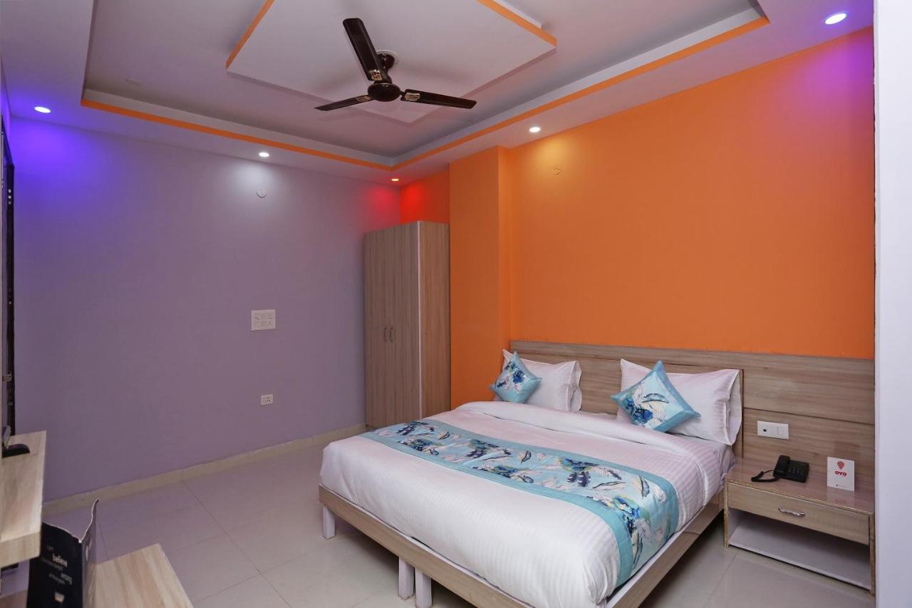ホテル Oyo Rose Residency Near Dwarka Sector 9 Metro Station ニューデリー エクステリア 写真
