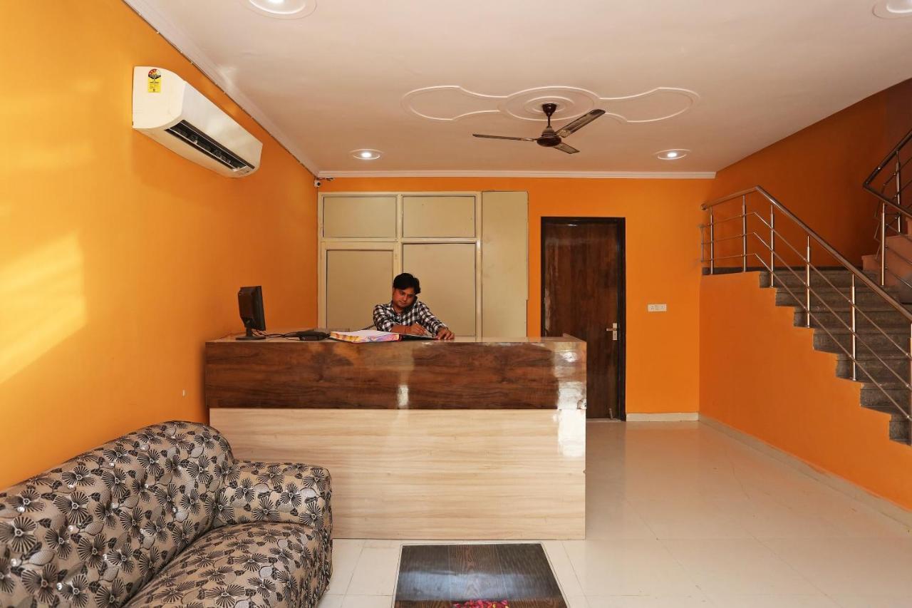 ホテル Oyo Rose Residency Near Dwarka Sector 9 Metro Station ニューデリー エクステリア 写真